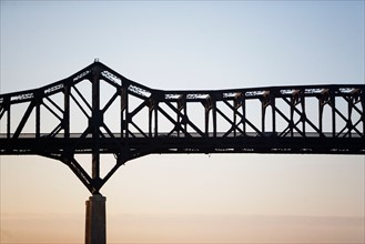 USA, New York, New York City. Silhouette of steel bridge. Photo : fotog