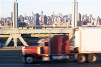 USA, New York, New York City. Truck and city skyline. Photo : fotog