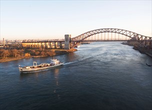 USA, New York, New York City. Ship under bridge. Photo : fotog