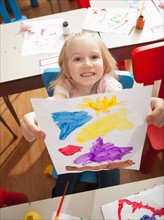 Girl (4-5) during art classes. Photo : Mike Kemp