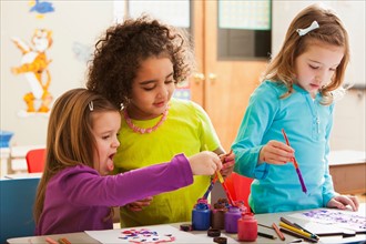 Children (2-3, 4-5, 6-7) during art classes. Photo : Mike Kemp