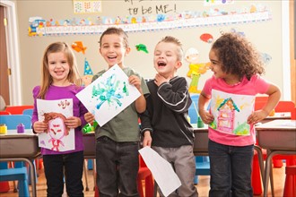 Children (2-3, 4-5, 6-7) during art classes. Photo : Mike Kemp