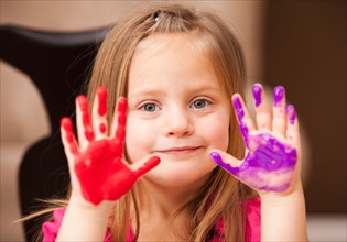 Girl (4-5) with paint covered hands. Photo : Mike Kemp