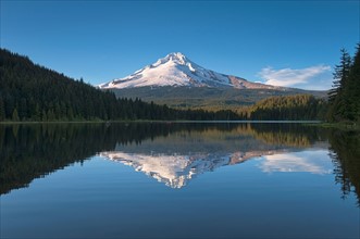 Clackamas County, Oregon. Mount Hood reflecting in Trillium Lake. Photo : Gary Weathers