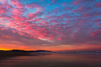 USA, Oregon, Tillamook County. Coastline at sunrise. Photo : Gary Weathers