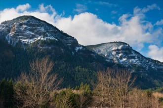 USA, Oregon, Multnomah County. Snow dusted hills. Photo : Gary Weathers