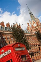 United Kingdom, London. Saint Pancras Station and red telephone box. Photo : Henryk Sadura