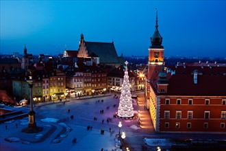 Poland, Warsaw. Castle Square, Sigismund's Column and Royal Castle in Christmas time. Photo :