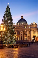 Italy, Vatican City . Saint Peter's Square and Saint Peter's Basilica in Christmas time. Photo :