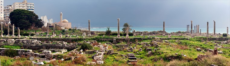 Lebanon, Tyre. Al Mina ruins, mosque in background. Photo : Henryk Sadura