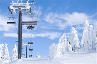 USA, Montana, Whitefish. People using chair lift in ski resort. Photo : Noah Clayton