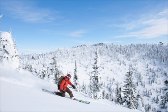 USA, Montana, Whitefish. Man skiing powder in mountain scenery. Photo : Noah Clayton