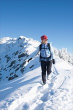 USA, Montana, Bob Marshall Wilderness, Mt.Aeneus. Woman hiking  in winter scenery. Photo : Noah