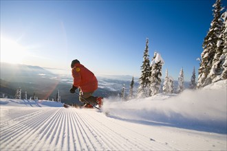 USA, Montana, Whitefish. Man skiing in mountain scenery. Photo : Noah Clayton