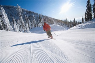 USA, Montana, Whitefish. Man skiing in mountain scenery. Photo : Noah Clayton