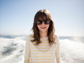 USA, California, Catalina Island. Portrait of young woman in sunglasses in front of sea. Photo :