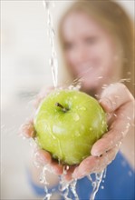 Hands washing green apple . 
Photo : Jamie Grill
