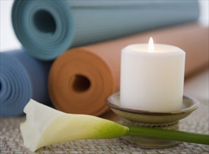 Still life with lily, candle and yoga mats. 
Photo : Jamie Grill