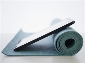 Digital tablet and yoga mat. 
Photo : Jamie Grill