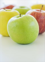 Close up of colorful apples, studio shot. 
Photo: Daniel Grill