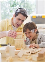 Father constructing castle with son (10-11). 
Photo : Daniel Grill