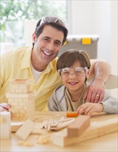 Father constructing castle with son (10-11). 
Photo : Daniel Grill