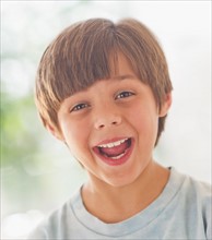 Portrait of laughing boy (10-11 years) . 
Photo : Daniel Grill