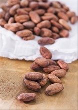 Close up of cocoa beans, studio shot. 
Photo : Daniel Grill