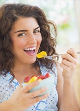 Portrait of woman eating fruit salad. 
Photo : Daniel Grill