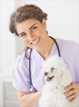 Portrait of female veterinarian with dog. 
Photo : Daniel Grill