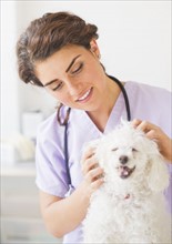 Female veterinarian with dog. 
Photo : Daniel Grill