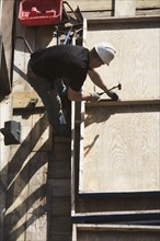 Construction worker hammering nails. 
Photo : fotog
