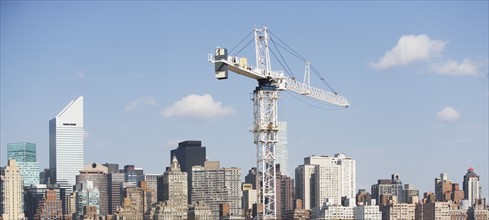 USA, New York, New York City, Manhattan, Skyline with crane. 
Photo : fotog