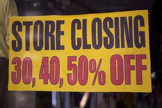 Close up of information of store closing. 
Photo : fotog