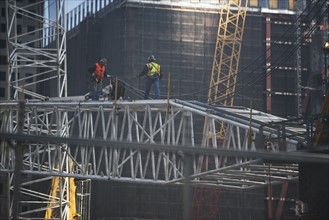 Manhattan, Workers on construction site. 
Photo: fotog