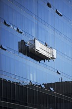USA, New York, New York City, Manhattan, Window cleaners on scaffolding. 
Photo : fotog