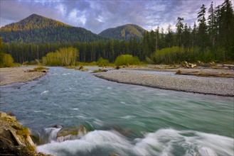 USA, Washington, Olympic National Park, Landscape with mountain and river. 
Photo : Gary Weathers