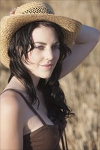 Portrait of young woman with straw hat. 
Photo: Jan Scherders
