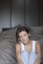 Portrait of woman in bedroom. 
Photo : Jan Scherders