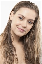Portrait of young woman with wet hair. 
Photo : Jan Scherders
