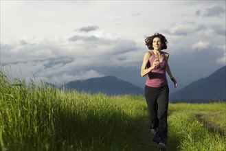 USA, Montana, Whitefish, Woman jogging on mountain path. 
Photo : Noah Clayton