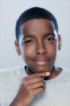 Portrait of teenage boy (14-15), studio shot. 
Photo : Rob Lewine