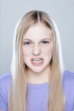 Portrait of teenage girl (14-15), studio shot. 
Photo : Rob Lewine