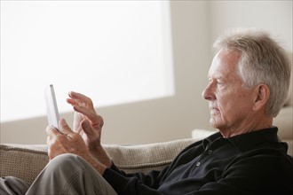 Senior man using digital tablet. 
Photo : Rob Lewine