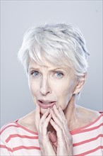 Portrait of worried senior woman, studio shot. 
Photo : Rob Lewine