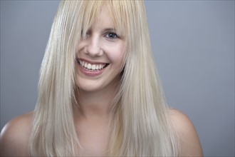 Portrait of young woman with blonde hair, studio shot. 
Photo : Mark de Leeuw