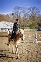 Canada, Ontario, Toronto, Teenage girl (16-17) riding on horse. 
Photo : Elena Elisseeva