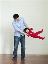 Father playing with baby girl (12-17 months) . 
Photo : Jessica Peterson