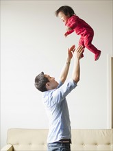 Father playing with baby girl (12-17 months) . 
Photo : Jessica Peterson
