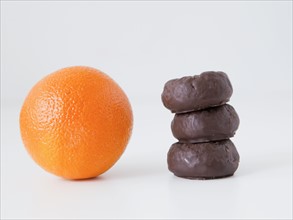 Orange and chocolate cookies on white background, studio shot. 
Photo : Jessica Peterson